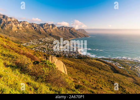 Camps Bay con dodici Apostoli Montagne in primo piano, Cape Town, Western Cape, Sud Africa Foto Stock