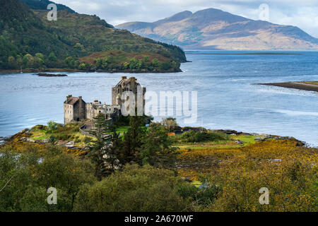 Eilean Donan Castle da Loch Duich, Dornie, Kyle of Lochalsh, le Highlands, Scotland, Regno Unito Foto Stock