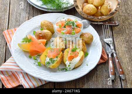 Giacca bambino Patate dolce da forno servita con ricotta alle erbe e salmone affumicato Foto Stock