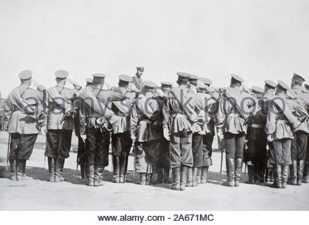 WW1 Russo soldati di fanteria salutando Tsar Nicholas II, l'imperatore di Russia, vintage fotografia dal 1914 Foto Stock