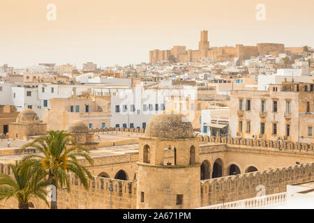 Tunisia Sousse, vista della Grande Moschea in Madina verso il museo archeologico Foto Stock