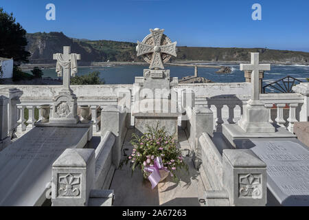 Tomba di Severo Ochoa e sua moglie Carmen, Premio Nobel per la medicina in Luarca capoluogo del comune di Valdés nelle Asturie, Spagna, Europa. Foto Stock