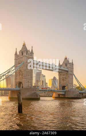 Regno Unito, Inghilterra, Londra, il Tower Bridge e dello skyline della città al di là Foto Stock