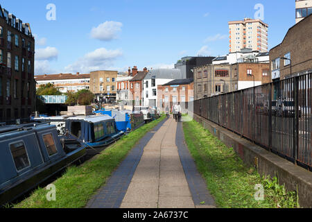 L'alzaia lungo il Regent's Canal vicino il gatto e il montone ponte, Hackney, East London, Londra, Regno Unito, Europa Foto Stock