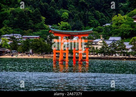 La floating gate torii di Sacrario di Itsukushima nel mare di Miyajima island, Giappone Foto Stock