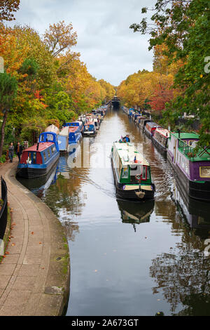 Narrowboat sul Regent's Canal a Little Venice foderato con alberi autunnali, Maida Vale, London, England, Regno Unito, Europa Foto Stock