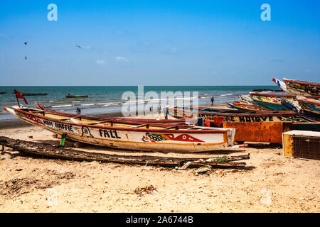 In legno tradizionali barche di pescatori sulla spiaggia a Bakau in Gambia. Foto Stock