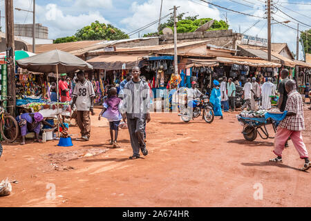Occupato Sayerr Jobe Avenue in Serrekunda in Gambia, in Africa occidentale. Foto Stock