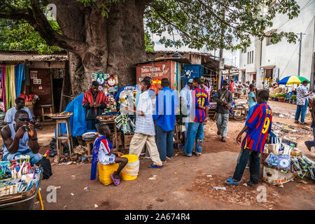 Una tipica strada trafficata scena in Serrekunda in Gambia, in Africa occidentale. Foto Stock