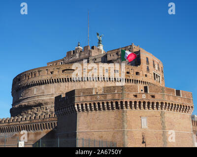 La parte superiore del castello fortezza Sant'Angelo a Roma Italia. Il famoso Castel Sant'Angelo con bandiera italiana e la statua in bronzo di Michele Arcangelo Foto Stock