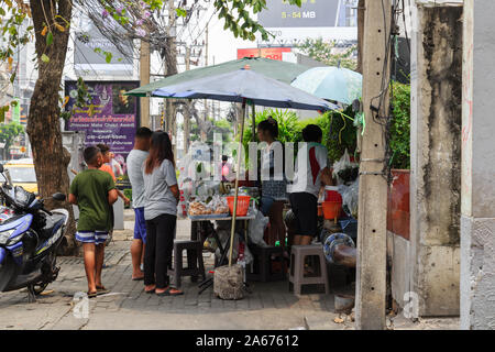 Bangkok, Tailandia-01 APR 2018: non identificato un venditore ambulante cuochi presso un ristorante sul ciglio della strada a Bangkok, in Thailandia. Foto Stock