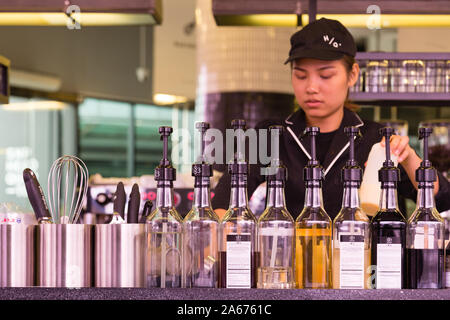 Bangkok, Tailandia-01 APR 2018: Barista preparare drink in ordine di lavoro Concept Foto Stock