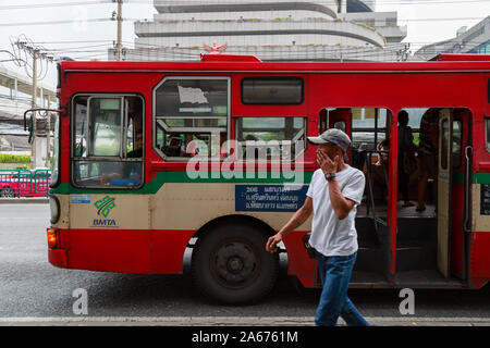 Bangkok, Tailandia-01 APR 2018: vintage vecchio bus in fermata autobus nella città di Bangkok Foto Stock