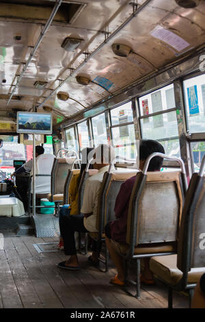 Bangkok, Tailandia-01 APR 2018: passeggero sul vecchio bus nella città di Bangkok Foto Stock