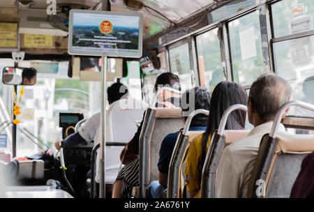 Bangkok, Tailandia-01 APR 2018: passeggero sul vecchio bus nella città di Bangkok Foto Stock