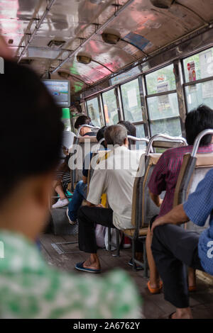 Bangkok, Tailandia-01 APR 2018: passeggero sul vecchio bus nella città di Bangkok Foto Stock