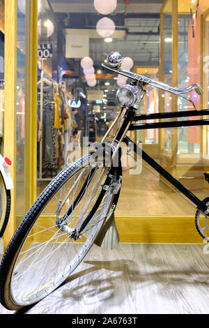 Bangkok, Tailandia-01 APR 2018: stile vintage bicicletta display nel centro commerciale per lo shopping Foto Stock