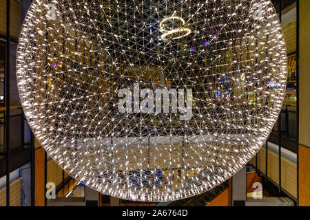 Bangkok, Tailandia-01 APR 2018: shopping mall decorativi centrali palla di luce sul tetto Foto Stock