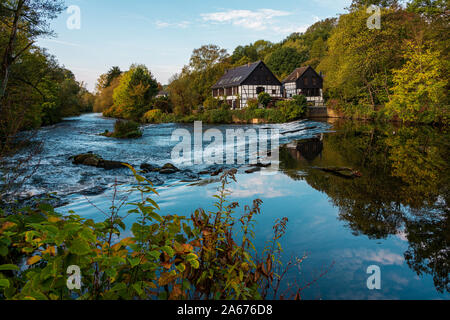 Semi-case con travi di legno sulla riva del fiume, Viewpoint Wipperkotten Foto Stock