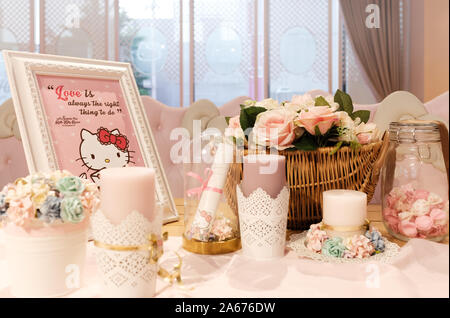 Bangkok, Tailandia-02 APR 2018: Hello Kitty House scena impostato per Photo Corner,bellissimo display le cose sul tavolo Foto Stock