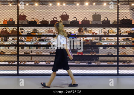 Bangkok, Tailandia-02 APR 2018: gli amanti dello shopping al centro commerciale, motion blur style Foto Stock