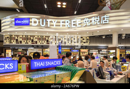 Bangkok, Tailandia-03 APR 2018: persone in duty free shop, KING POWER in Don Mueang International Airport Foto Stock