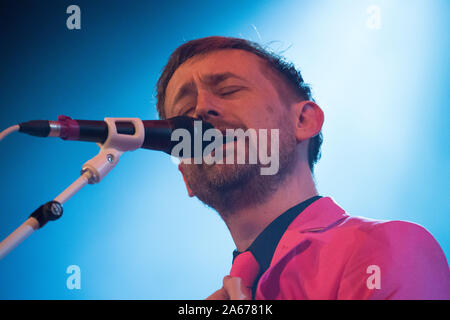 Glasgow, Regno Unito. Il 10 ottobre 2019. Nella foto: Neil Hannon - cantante e cantautore e frontman della Divina Commedia. La Divina Commedia in concerto presso la Old Fruitmarket a Glasgow. Essi svolgono il loro nuovo album in studio " Ufficio politica". Credito: Colin Fisher/Alamy Live News Foto Stock