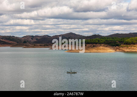 Santa Clara Dam portogallo a basso livello acqua Foto Stock