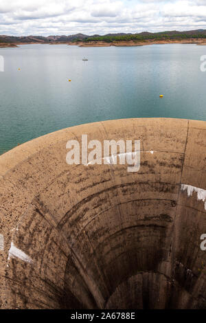 Santa Clara Dam portogallo a basso livello acqua Foto Stock