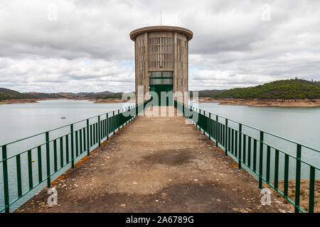 Santa Clara Dam portogallo a basso livello acqua Foto Stock