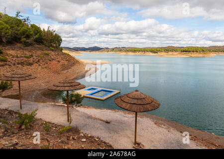 Santa Clara Dam portogallo a basso livello acqua Foto Stock