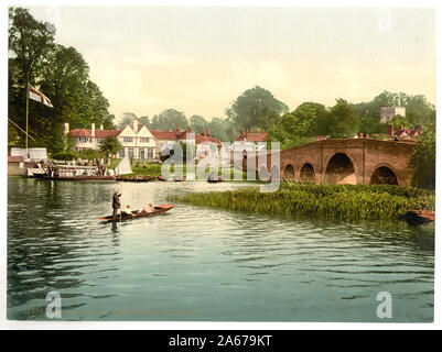 White Hart Hotel, Sonning on Thames, Inghilterra; vista storica del White Hart public house sulla sinistra e Sonning ponte sulla destra sul Fiume Tamigi a Sonning, Berkshire, Inghilterra. Forma parte del: Viste delle isole britanniche, nella stampa Photochrom collection.; Foto Stock