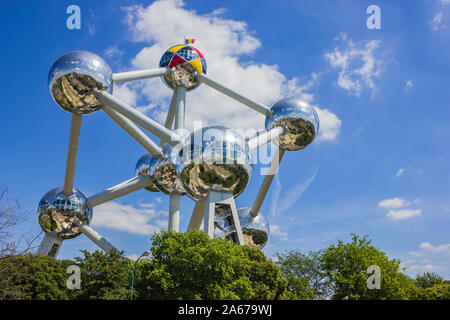 Una foto di un grande monumento / punto di riferimento che è costituito da atomi di sferica che compongono una molecola. Foto Stock