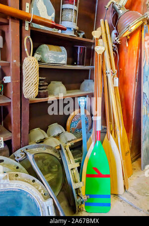 Canoe di legno di pale, nautico, souvenir e memorabilia sono affollate sui ripiani, 6 ott. 2019, in Apalachicola, Florida. Foto Stock