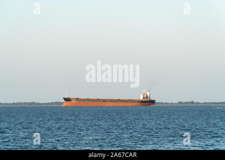 Le navi che trasportano i semi di soia prodotti in Brasile per esportare la vela sul fiume Tapajos, nelle giornate di sole, in Amazzonia. Santarém, par. Trasporti, commercio. Foto Stock