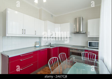 Russia, Mosca- Giugno 05, 2019: camera interna appartamento. riparazione standard di decorazione in ostello. Cucina e sala da pranzo Foto Stock