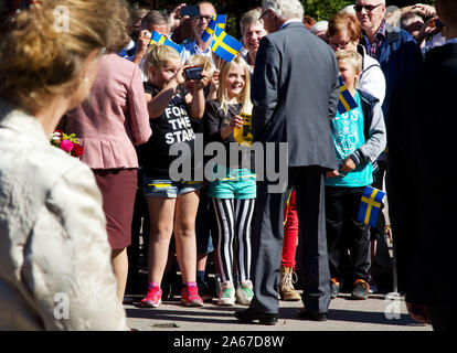 Regina Silvia e Re Carl XVI Gustaf visitato Östergötland al di sotto del re Eriksgata dopo 40 anni sul trono. Foto Jeppe Gustafsson Foto Stock