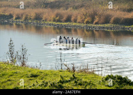 Rematori di canoa sul fiume Weser, Oberweser, Superiore Valle Weser, Weser Uplands, Hesse, Germania, Europa Foto Stock