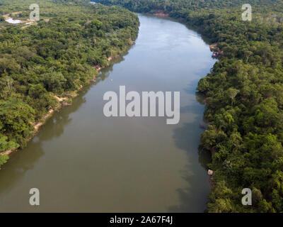 Antenna di bella vista drone di Rio Teles Pires e la foresta pluviale amazzonica sulla soleggiata giornata estiva nei pressi di Sinop city, Mato Grosso, Brasile. Concetto di clima chan Foto Stock