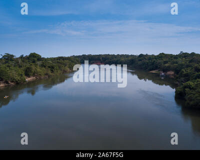 Antenna di bella vista drone di Rio Teles Pires e la foresta pluviale amazzonica sulla soleggiata giornata estiva con cielo blu nei pressi di Sinop city, Mato Grosso, Brasile. Concetto o Foto Stock