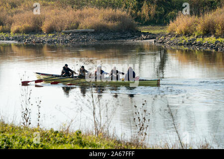 Rematori di canoa sul fiume Weser, Oberweser, Superiore Valle Weser, Weser Uplands, Hesse, Germania, Europa Foto Stock