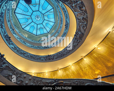 La Scala del Bramante è una doppia elica, avente due scale che permette alle persone di salire senza incontrare persone discendente Foto Stock