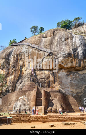 La porta del Leone con scalinata in cima alla roccia di Sigiriya, Sri Lanka, Foto Stock