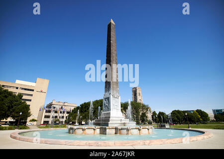 Veterans Memorial plaza obelisco e fontana Indiana Indianapolis USA Foto Stock