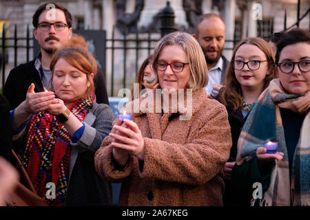 Belfast, Irlanda del Nord, Regno Unito. 24 ottobre, 2019. Veglia di fronte del Belfast City Hall per contrassegnare la tragica perdita della vita dopo la morte di 39 persone hanno trovato in un contenitore autocarro in Essex, UK. Gli organizzatori chiedono un intervento urgente da parte dei governi per garantire un passaggio sicuro ed un sistema equo per coloro che fuggono dalla guerra e dalla povertà. Foto Stock