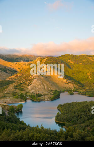 Ruesga serbatoio. Cervera de Pisuerga, provincia di Palencia, Castilla Leon, Spagna. Foto Stock