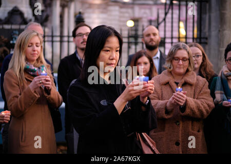 Belfast, Irlanda del Nord, Regno Unito. 24 ottobre, 2019. Veglia di fronte del Belfast City Hall per contrassegnare la tragica perdita della vita dopo la morte di 39 persone hanno trovato in un contenitore autocarro in Essex, UK. Gli organizzatori chiedono un intervento urgente da parte dei governi per garantire un passaggio sicuro ed un sistema equo per coloro che fuggono dalla guerra e dalla povertà. Foto Stock