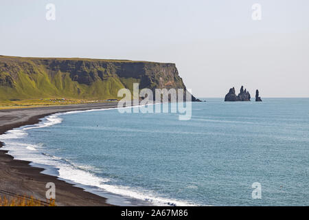 Reynisdrangar sea-pile a Kirkjufjara beach in Islanda Foto Stock