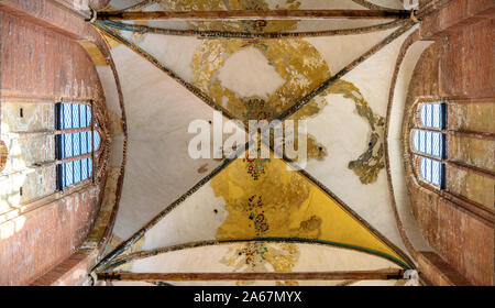 Dettaglio del dipinto valuted soffitto e pareti in mattoni con finestre di archi all'interno del San Giorgio chiesa nella città vecchia di Wismar Foto Stock