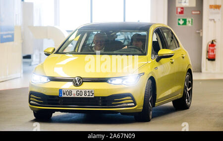 Wolfsburg, Germania. 24 ott 2019. Joachim Löw (r), allenatore della squadra nazionale di calcio tedesca e Jürgen Stackmann, membro del consiglio di gestione del marchio Volkswagen, guidare attraverso il VW impianto nella nuova Volkswagen Golf 8. Credito: Julian Stratenschulte/dpa/Alamy Live News Foto Stock